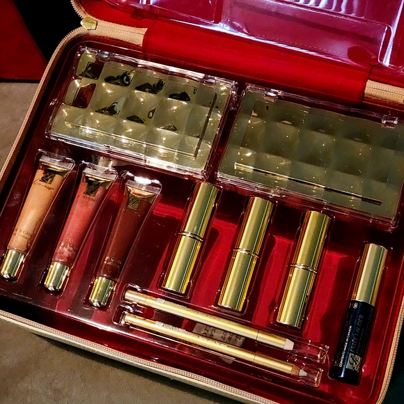 Estée Lauder Makeup Gift Set - Picture 2 of 7